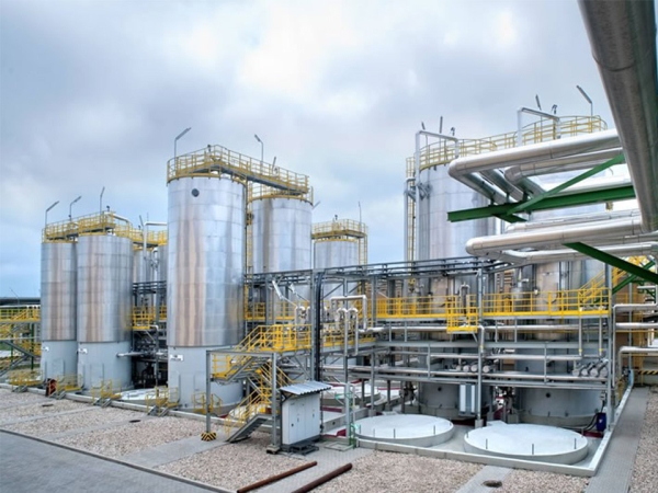 Carbon dioxide removal from natural gas and biogas